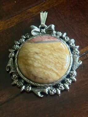 Vintage 1.75” Picture Jasper Pendant Necklace Ornate Silvertone Bow Frame Unworn